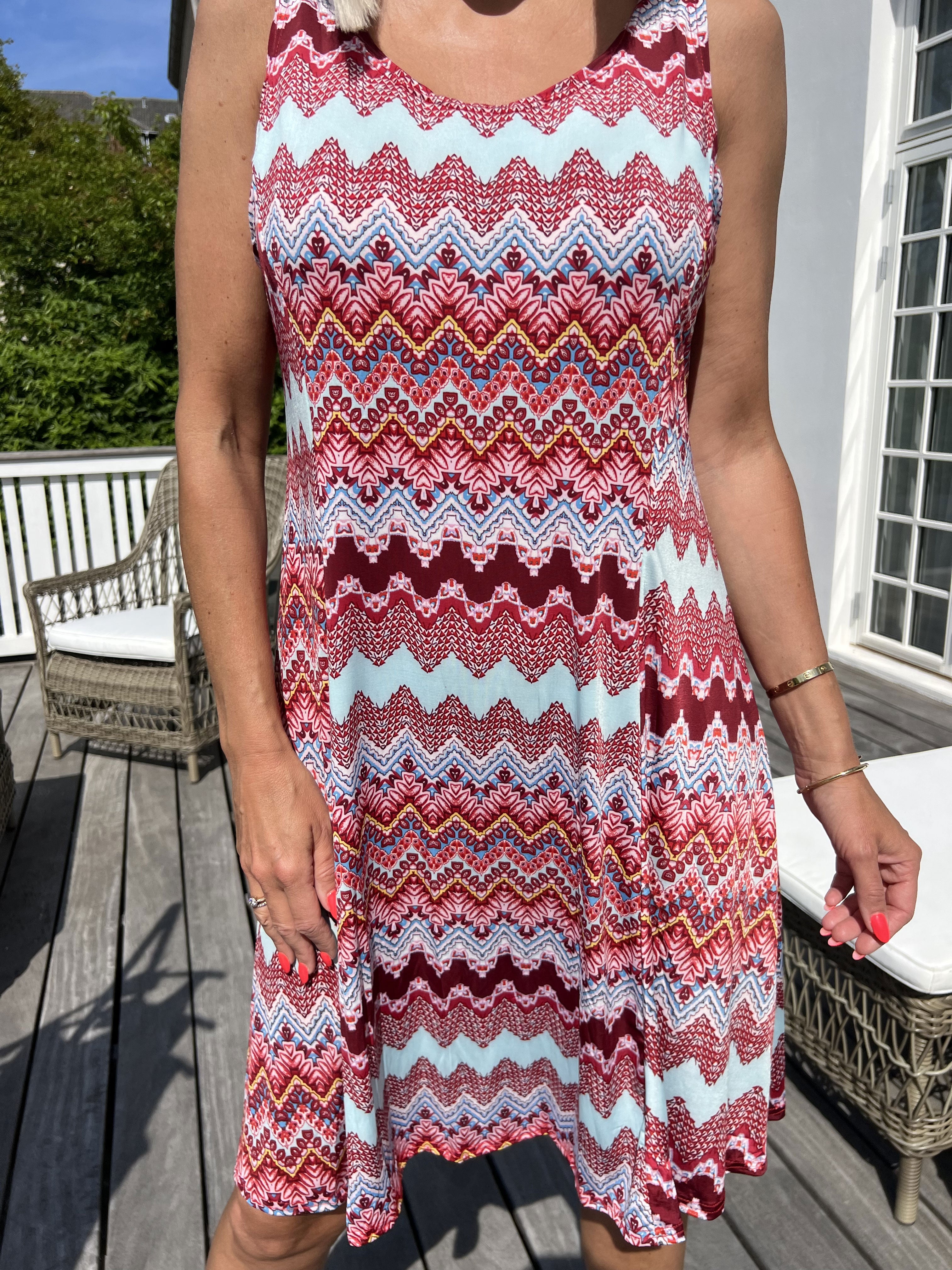 Maj Zigzag - Sød elastisk sommerkjole med mønster